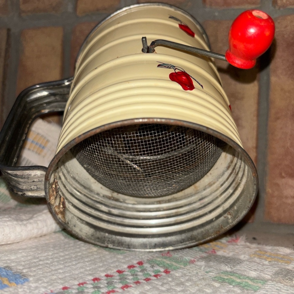 Vintage Apple Flour Sifter Hand Crank Farmhouse Kitchen Decor - Picture 4 of 5
